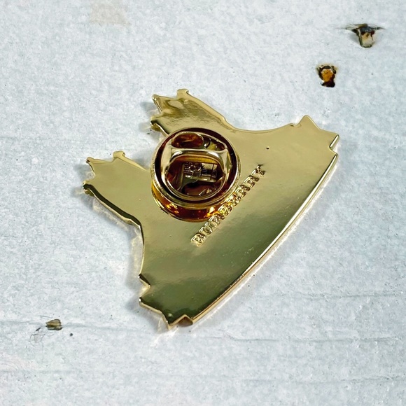 |SOLD| Rare Burberry London Bridge Collectible Lapel Pin - Picture 3 of 5